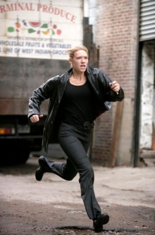 Anna Torv in una scena d'azione dell'episodio Bound di Fringe