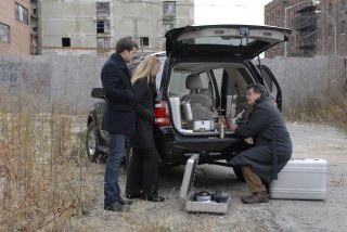 Anna Torv, John Noble e Joshua Jackson nell'episodio Bound di Fringe