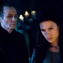 Bill Nighy e Rhona Mitra in una scena del film Underworld: La ribellione dei Lycans