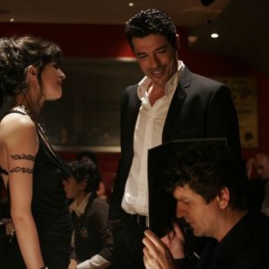 Cécile Cassel, Alessandro Gassman e Fabio De Luigi in una scena del film Ex