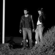 Claudio Santamaria e Michele Venitucci in una scena del film Aspettando il sole