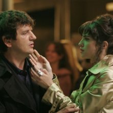 Fabio De Luigi e Cécile Cassel in una scena del film Ex