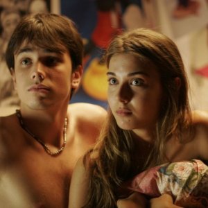 Malik Zidi e Martina pinto in una scena del film Ex