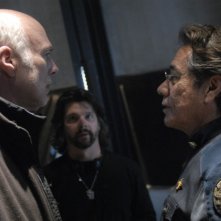 Michael Hogan e Edward James Olmos con Ronald D. Moore sul set dell'episodio A Disquiet Follows My Soul di Battlestar Galactica