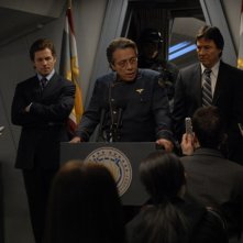 Richard Hatch, Jamie Bamber e Edward James Olmos in una scena dell'episodio A Disquiet Follows My Soul di Battlestar Galactica
