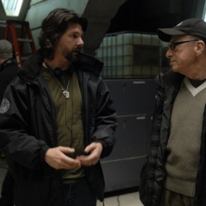 Ronald D. Moore durante le riprese dell'episodio A Disquiet Follows My Soul di Battlestar Galactica