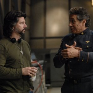 Ronald D. Moore e Edward James Olmos durante le riprese dell'episodio A Disquiet Follows My Soul di Battlestar Galactica