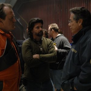 Ronald D. Moore e Edward James Olmos sul set dell'episodio A Disquiet Follows My Soul di Battlestar Galactica