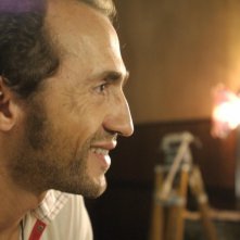 Sergio Albelli interpreta 'l'operatore' nel film Aspettando il sole
