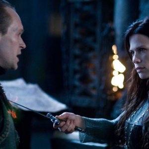 Steven Mackintosh e Rhona Mitra in un'immagine del film Underworld: La ribellione dei Lycans