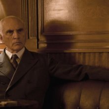 Terence Stamp in una scena del film Operazione Valchiria