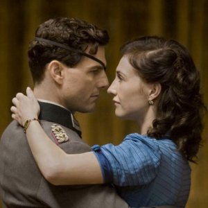 Tom Cruise e Carice van Houten in una scena del film Operazione Valchiria