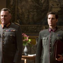 Tom Wilkinson e Tom Cruise in una scena del film Operazione Valchiria