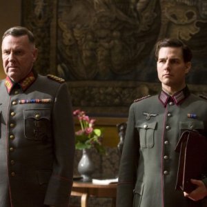 Tom Wilkinson e Tom Cruise in una scena del film Operazione Valchiria