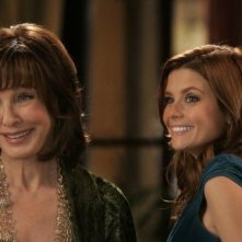 Anne Archer e JoAnna Garcia in una scena dell'episodio All About Love, Actually di Privileged