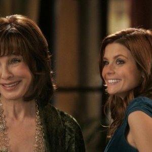 Anne Archer e JoAnna Garcia in una scena dell'episodio All About Love, Actually di Privileged