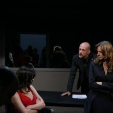 Antonia Liskova, Elena Cucci e Gianmarco Tognazzi in una scena dell'episodio Apparenze de Il bene e il male