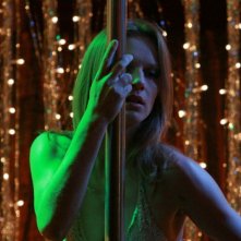 Antonia Liskova in una scena del film Giulia non esce la sera