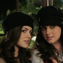 Ashley Newbrough e Lucy Hale in una scena dell'episodio All About the Ripple Effect di Privileged