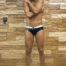 Grande Fratello 9 Il Calciatore Marco Mazzanti Sotto La Doccia 102846