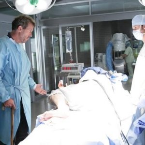 Hugh Laurie e Jesse Spencer in una scena tratta da Painless di Dr. House: Medical Division