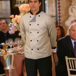 Ignacio Serricchio in una scena dell'episodio All About What Lies Beneath di Privileged