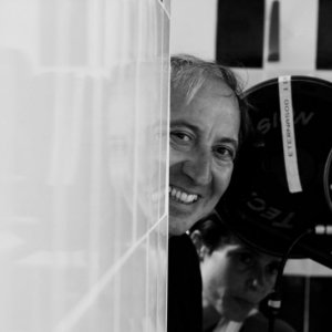 Il regista Giuseppe Piccioni sul set di Giulia non esce la sera