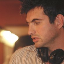 Il regista Oliver Blackburn sul set del film Donkey Punch