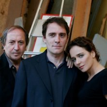 Il regista Giuseppe Piccioni, Valerio Mastandrea e Valeria Golino in una foto promozionale del film Giulia non esce la sera