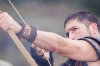 James Caviezel in una scena del film Outlander
