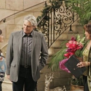 Lucy Hale, Anne Archer e Michael Nouri nell'episodio All About Love, Actually di Privileged