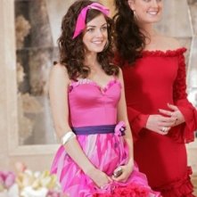 Lucy Hale ed Ashley Newbrough nell'episodio All About What Lies Beneath di Privileged