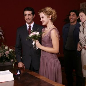 Luigi Diberti, Luca Angeletti, Marina Rocco, Emilio Solfrizzi, Stefania Rocca e Piera Degli Esposti nell'episodio Le cose che abbiamo in comune di Tutti pazzi per amore