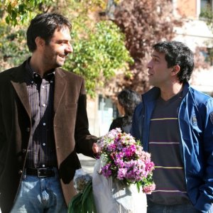 Neri Marcorè e Pietro Taricone in una scena dell'episodio L'amore ci cambia la vita di Tutti pazzi per amore
