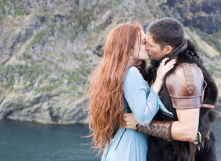 Sophia Myles e James Caviezel in una scena del film Outlander