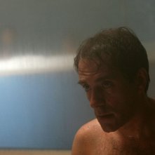 Valerio Mastandrea in una scena del film drammatico Giulia non esce la sera, diretto da Giuseppe Piccioni