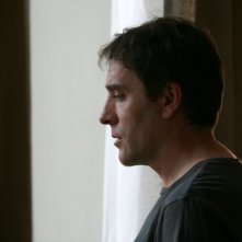 Valerio Mastandrea in una scena di drammatico Giulia non esce la sera, diretto da Giuseppe Piccioni