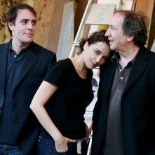 Valerio Mastandrea, Valeria Golino e il regista Giuseppe Piccioni in una foto promozionale del film Giulia non esce la sera