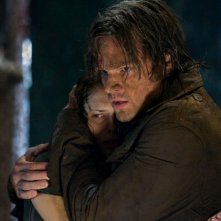 Danielle Panabaker e Jared Padalecki in un'immagine dell'horror Venerdì 13