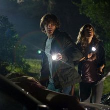 Jared Padalecki e Danielle Panabaker in una scena del film Venerdì 13