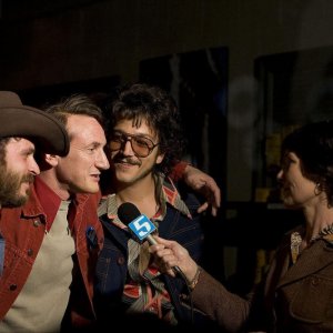Sean Penn e Diego Luna in una scena del film Milk