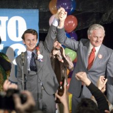 Sean Penn e Victor Garber in un'immagine del film Milk