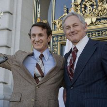 Sean Penn e Victor Garber in un'immagine di Milk