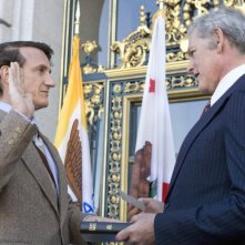 Sean Penn e Victor Garber in una scena del film Milk