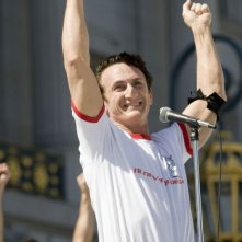 Sean Penn in una sequenza del film Milk