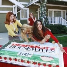 Una Torta Gigante E Tanta Euforia Per Eva Longoria E Nicollette Sheridan Che Festeggiano L Episodio N 100 Di Desperate Housewives Con Loro Anche Marcia Cross 102924