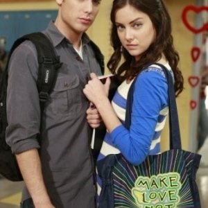 Dustin Milligan e Jessica Stroup in una scena dell'episodio Of Heartbreaks and Hotels di 90210