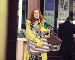Sophie Kinsella, Isla Fisher ricorda l'autrice di I Love Shopping: 'Le mie figlie cresciute con i tuoi libri'
