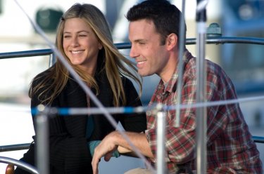 Jennifer Aniston e Ben Affleck in una scena del film La verità è che non gli piaci abbastanza