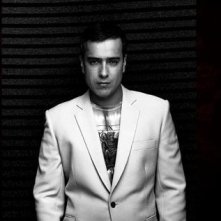 Jorge Enrique Abello in una immagine promo della telenovela En los tacones de Eva